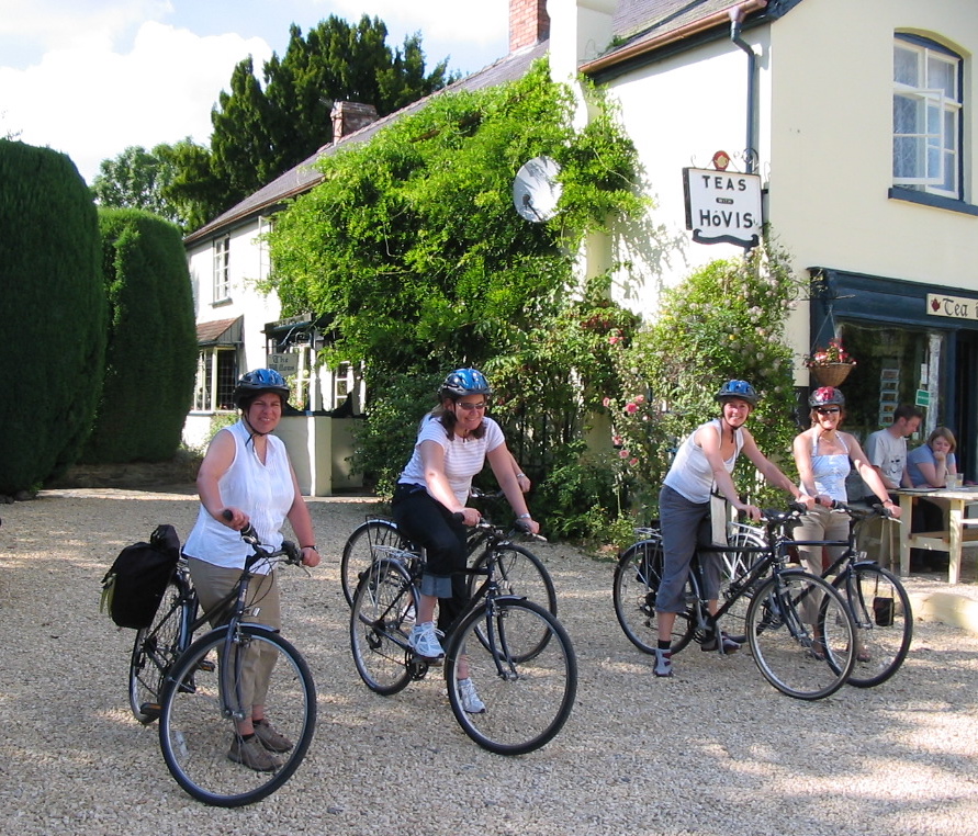Family-Cycling-holiday-in-the-Teme-Valley-with-Wheely-Wonderful-Cycling1